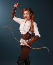 古装宫廷短剧《凤临天下》封面，古风华服女主角在宫廷背景下展示权谋气场，红果免费短剧在线观看古风热门